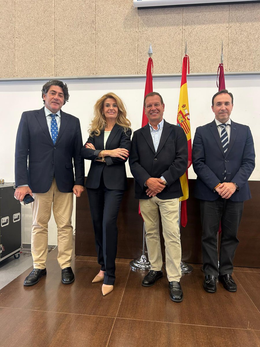 El 14 de mayo tuve el placer de estar en una conferencia con <a href="/LauraPeraita/">Laura Peraita</a>, jefa de la sección de familia de ABC, y con David Pérez concejal-presidente de Hortaleza, para hablar del valor de la Familia con motivo del 75 aniversario del distrito de Hortaleza. ¡Fue un honor!