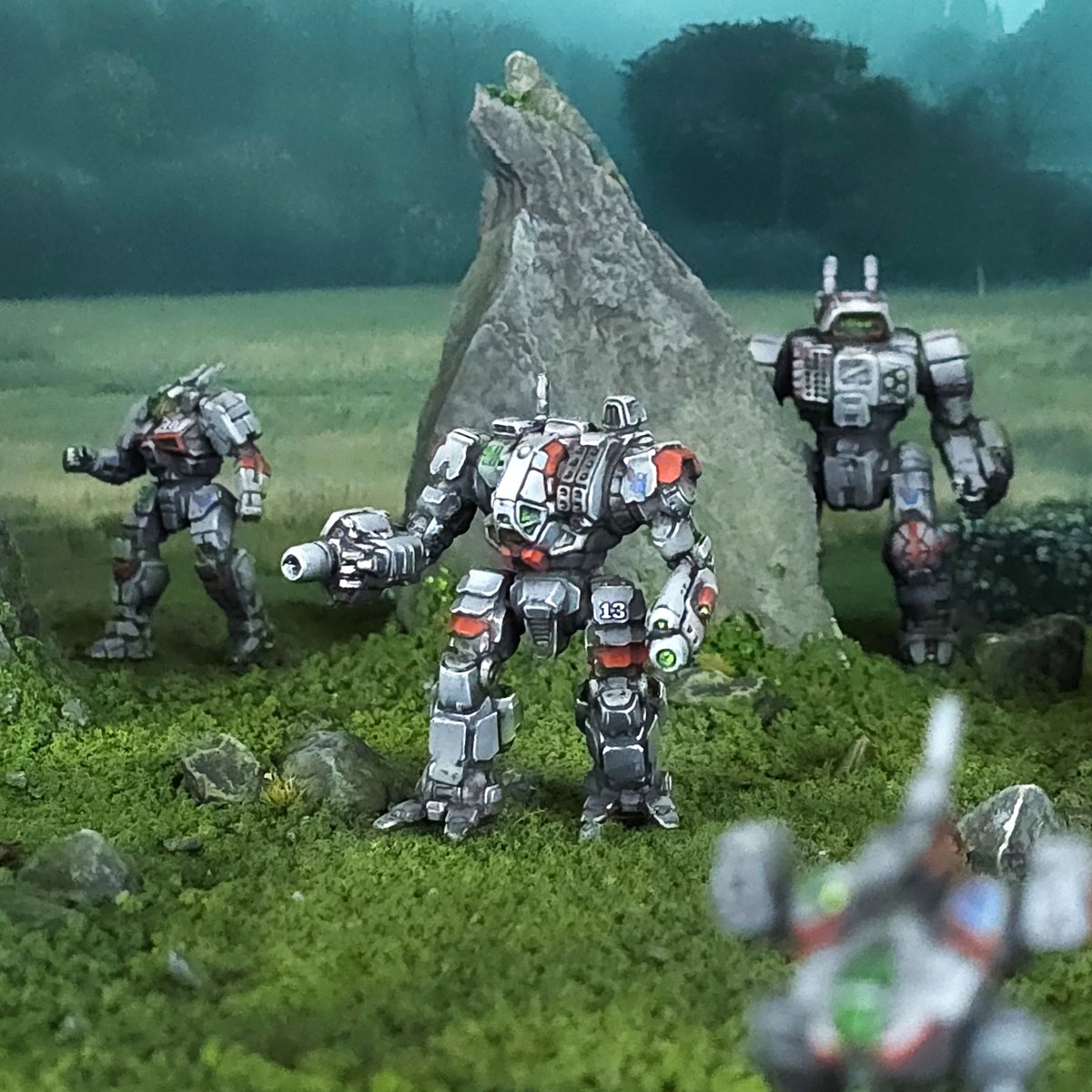 Kamykus1's tweet image. Hey Mechwarriors, u are probably getting a bit tired of Grey Death Legion by now :) just wrapped up another commission, 20 mechs, Vau Galaxy of Clan Jade Falcon. First up, a Grizzly with elite companions standing proud on green fields of glory. To war! #mechwarrior #battletech