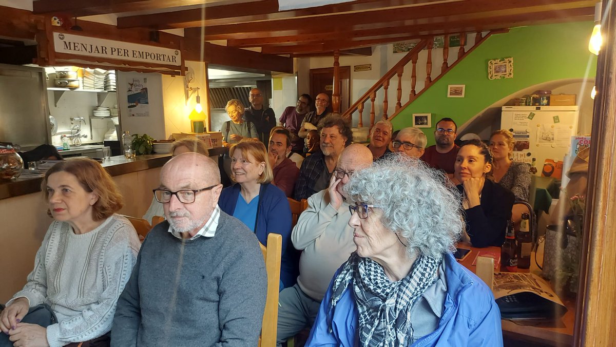 Sembrant Poesia Alboraia (@salboraia) on Twitter photo Grà cies per la xarrada d'ahir amb els poetes Amparo Cortell, Mar Navarro i Llombart i Rubén Roca de la mà de <a href="/MjEscriva/">Maria Josep Escrivà </a> (<a href="/Edicions96/">Edicions 96</a>).
Fou un plaer escoltar-los i veure el Nostre Bar ple de gent. Contentes! I a Marta (llibretera de <a href="/libreria_gaia/">libreria gaia</a>) i a Carles (tècnic de so i més). Grà cies per la xarrada d'ahir amb els poetes Amparo Cortell, Mar Navarro i Llombart i Rubén Roca de la mà de <a href="/MjEscriva/">Maria Josep Escrivà </a> (<a href="/Edicions96/">Edicions 96</a>).
Fou un plaer escoltar-los i veure el Nostre Bar ple de gent. Contentes! I a Marta (llibretera de <a href="/libreria_gaia/">libreria gaia</a>) i a Carles (tècnic de so i més).