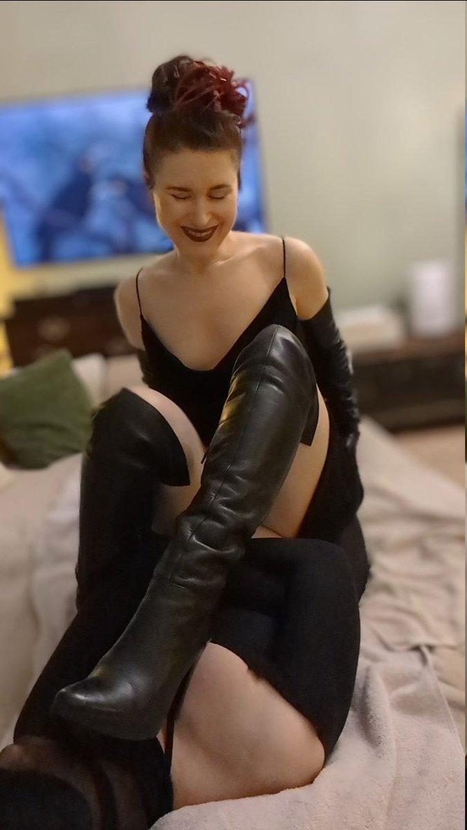 Endlich Freitag! 😍

Für einen sexy Start ins Wochenende gibt's hier einen vergnügten Session-Schnappschuss - und mehr dazu via Telegram.

Ich wünschte ja, alle hätten so viel Spaß bei der Arbeit wie ich ... 😊

Leder • Stiefel • Lederhandschuhe • Bizarrlady • Fun!