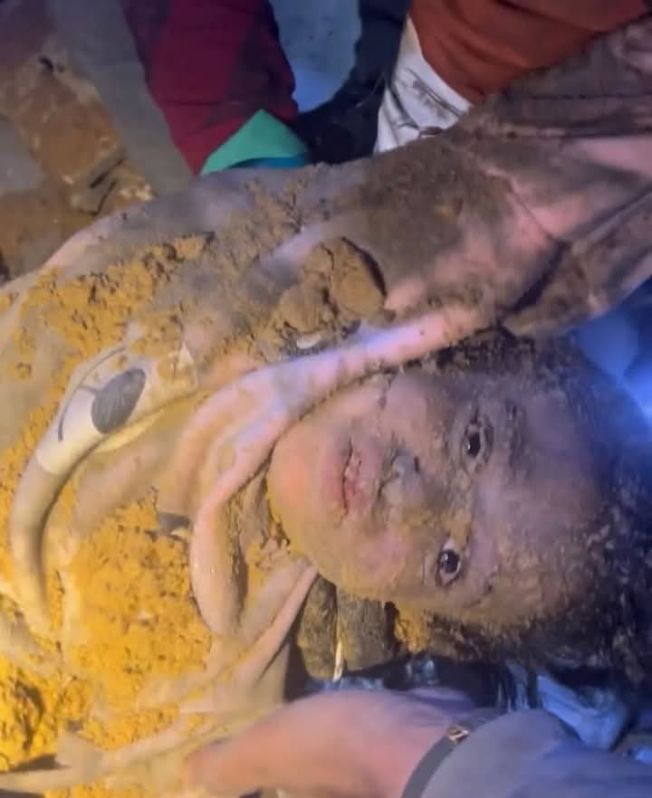 الأطفال في غزة يُقتلون ولا يجدون من ينتشلهم من تحت الركام… يُدفنون أحياء وسط صمت العالم.