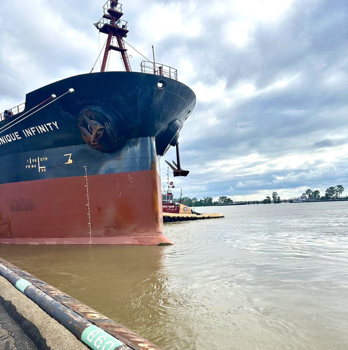 SeaportAgencies's tweet photo. 📸 Spotted on the Mississippi River—water levels are very high! 🌊 Check out this shot of the petroleum tanker UNIQUE INFINITY—the river’s nearly level with the street. ⚓️ Tugboats standing by, safety always first. 🛳️💪

#HighWaterAlert #PortOperations #MarineTraffic #ShipAgent https://t.co/LqpNiuYcol
