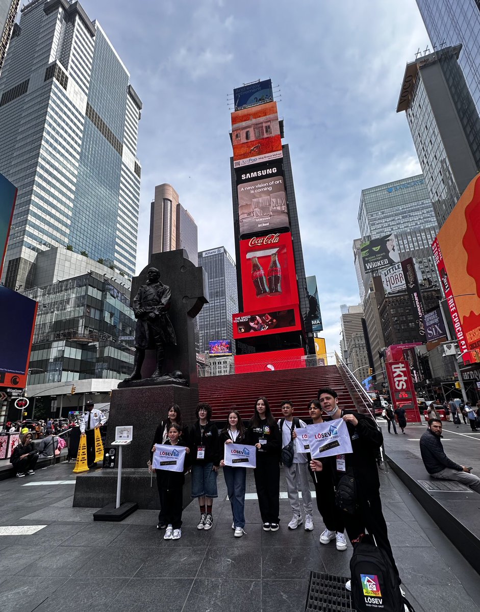 ustunezer's tweet photo. Newyork’ta da Lösev’i tanıyorlar ve Lösemili çocuklarımızı destekliyorlar . 
Yavrularımız “ İYİ Kİ LÖSEV’liyiz “
Diye mesaj verdiler https://t.co/UEbJTKexxs