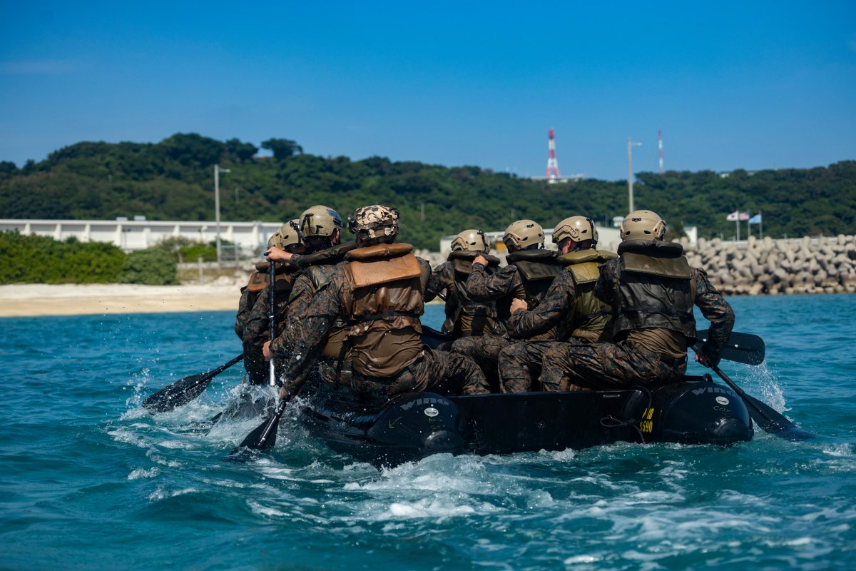 Marines with the @31stMeu take part in paddling and broaching