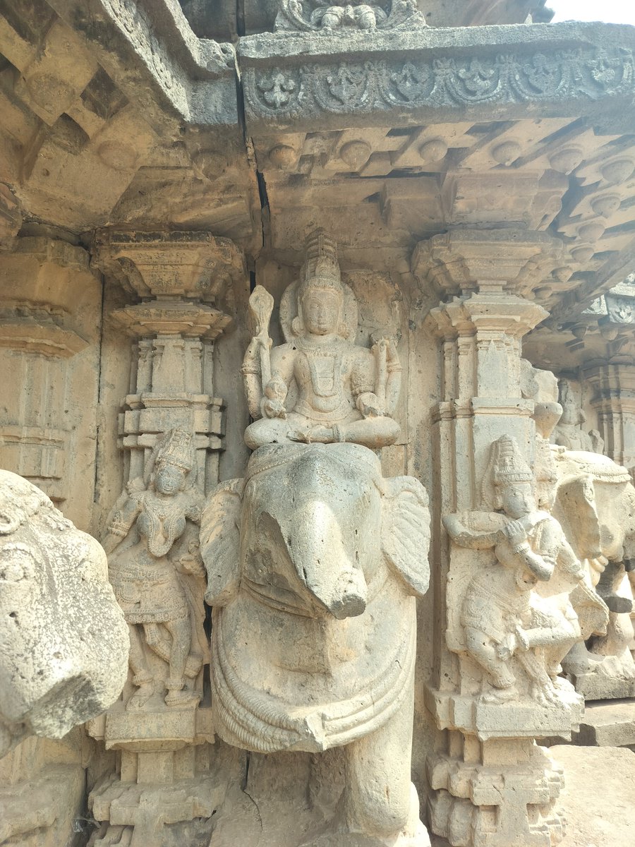 skimeer's tweet photo. कोपेश्वर मंदिर परिसरातली मूर्तीशिल्पं म्हणजे जणू शिल्पकाराच्या प्रतिभेचं जिवंत प्रदर्शन! #Kopeshwar #TempleSculptures #Khidrapur #HeritageArt https://t.co/ONI26O3ubh