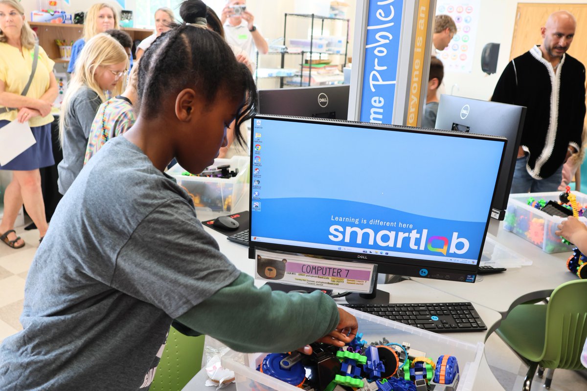 apsupdate's tweet image. Garden Hills Elementary School proudly unveils its new SmartLab HQ. Thanks to the generous support of the Campos Foundation, our students are diving into a world of hands-on learning with cutting-edge technology. From coding and robotics 🤖 to environmental science 🌱, they&apos;re…