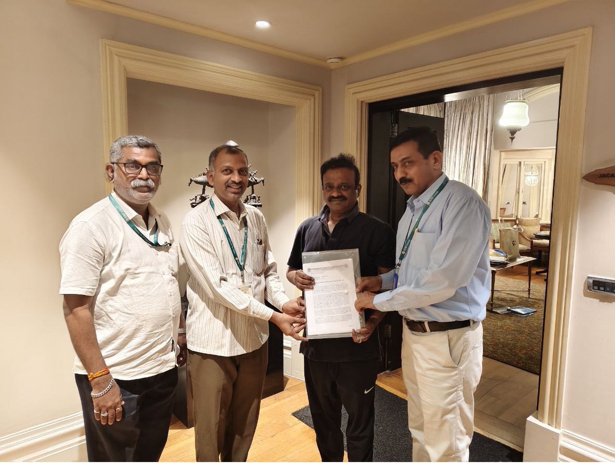 IdbiFor's tweet photo. United Forum of IDBI Officers &amp; Employees met Hon'ble Member of Parliamentary Standing Committee on Finance, Shri @VBalashowry (M.P., Machilipatnam, AP frm @JanaSenaParty ) in Bengaluru &amp; submitted Memorandum seeking his help in our struggles against proposed sale of IDBI Bank. https://t.co/kukFF99pul