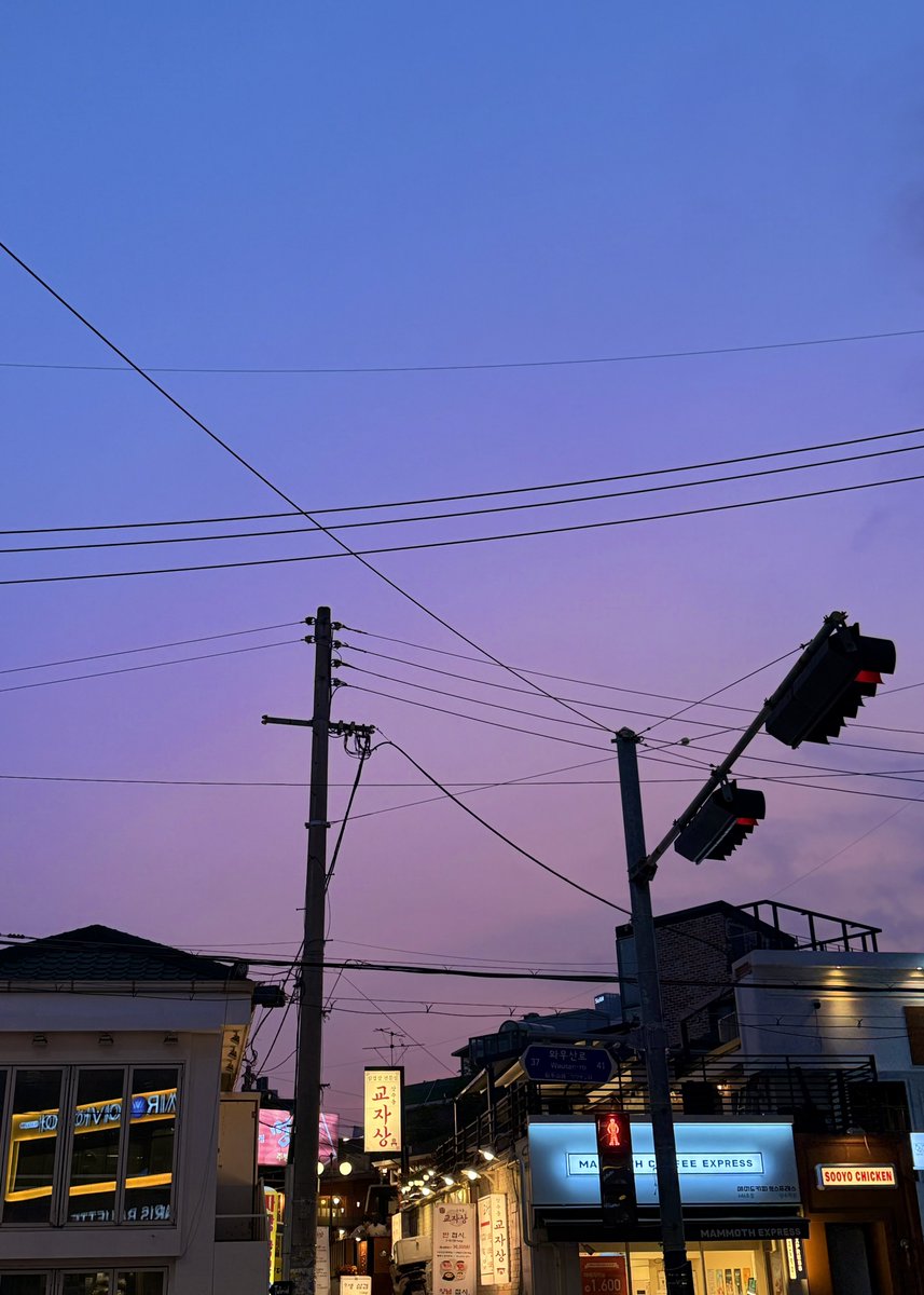 어제 상수 내려서 벤더 올라가는데 하늘이 넘 예뻤어