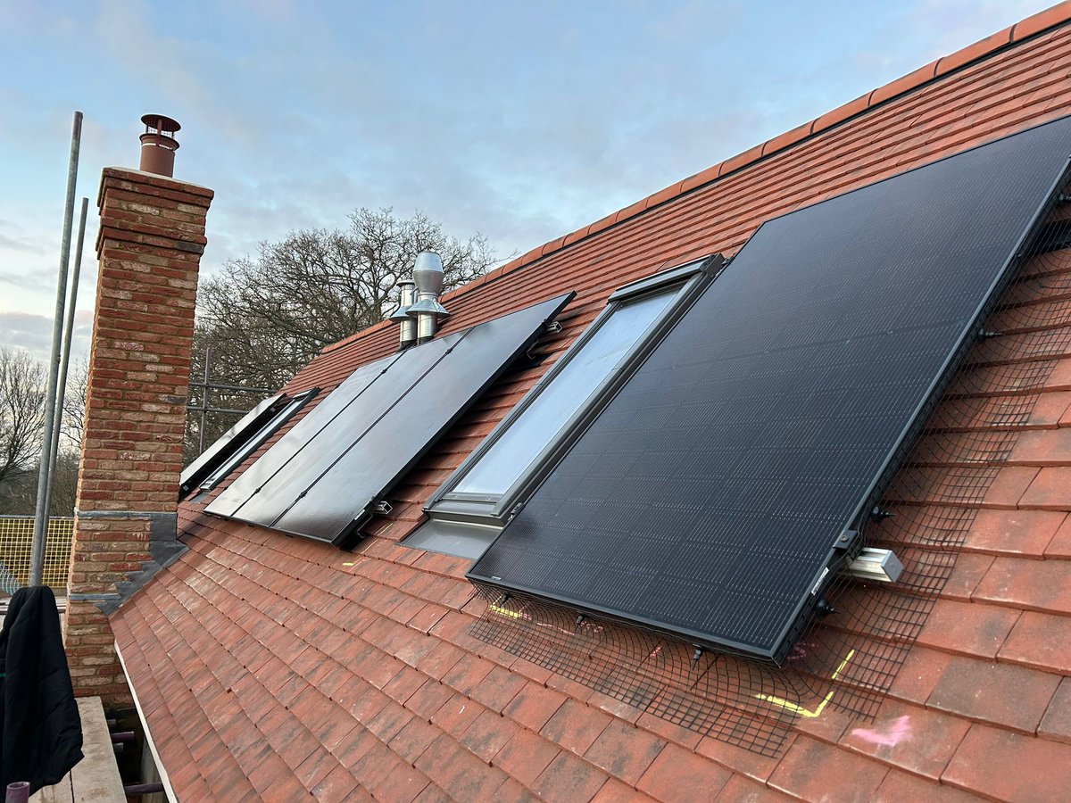 💚 We design &amp; install low-carbon tech that works — and looks good doing it.

🔧 Heat pump + tidy cylinder cupboard
☀️ Solar PV w/ BirdBlocker &amp; MVHR outlets
⚡ Sigenergy EV charger, cleanly installed

#HeatPump #SolarPV #EVCharger #YourEnergyYourWay #WomenInEnergy #NetZero 🛠️