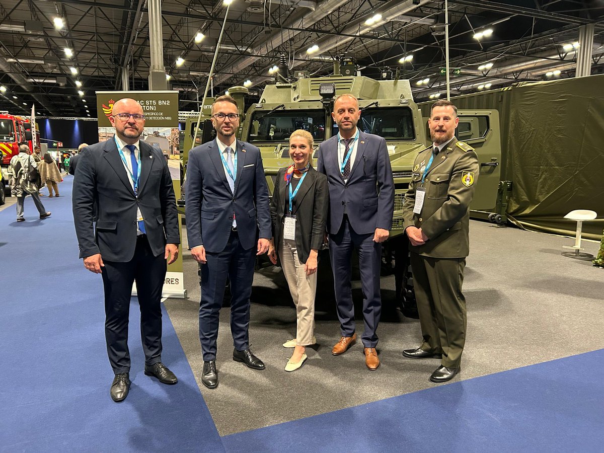 SlovakiainSpain's tweet photo. 🇸🇰🤝🇪🇸 Fortalecemos la cooperación entre #Eslovaquia y #España en defensa. Visita de Secretario de Estado @mosr_official M. Vojtašovič
en @FEINDEF_ 2025, empresas 🇸🇰 como #MSMGroup, #CSM Industry, #NIXUS, @SEC_technology y #SPINEA mostraron su potencial junto a socios 🇪🇦. 1/2 https://t.co/ZiGGu8iUtA