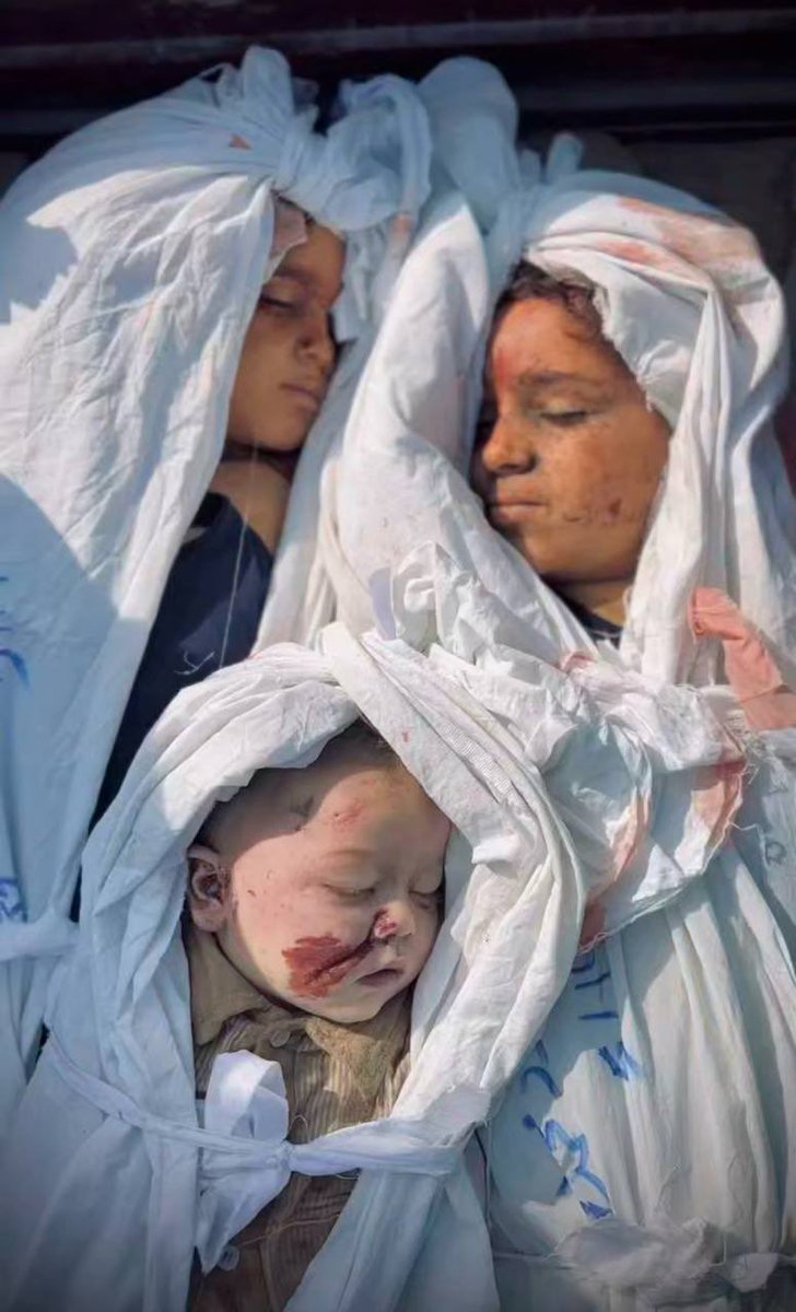 ما قيمة الحضارة والرقي والتقدم المزعووووم 
إن كانت حياة المسلم وقيمته هي أرخص شيء في هذا العالم 
وخاصة عندما يكون طفلا غزيا .