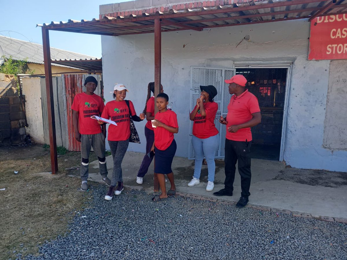 Effsc_Fs's tweet photo. ♦️In Pictures♦️

Fighter Perseverance, a member of the TBN zonel, led a Red Friday recruitment in Ward 43. https://t.co/WLAgJF3KRC