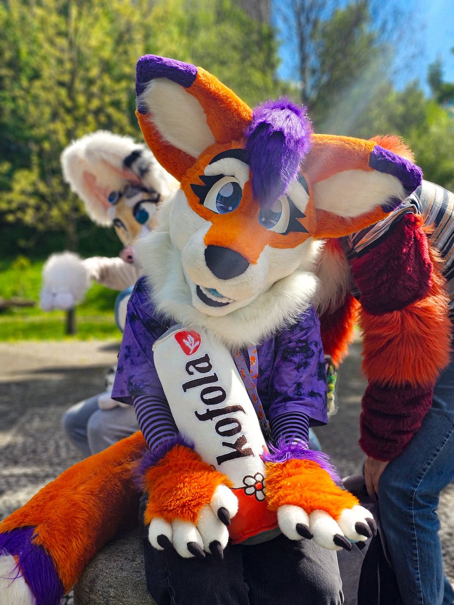 Sun is shining and so are you🎶☀️💜
Have a nice #FursuitFriday 🦊🐾

📸 Photographer: rynashephard (IG)
✂️ My fursuit: colorfur_floppa (IG)

#furry #furries #furryfandom #furryphotos