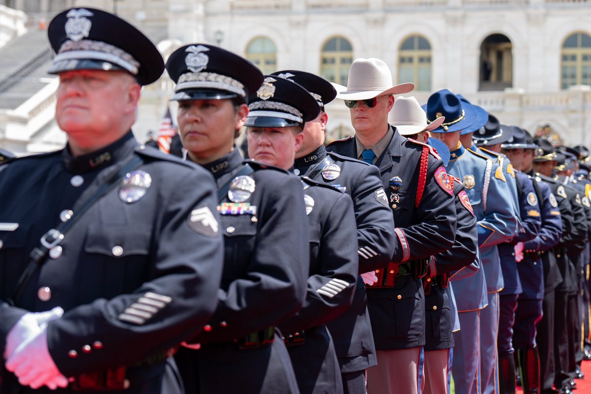 VP's tweet photo. This week we honored the heroic men and women who have given their lives to uphold the laws of our country, and those who continue to put their lives on the line every day.
 
I will always stand with our police officers. https://t.co/L3OBrMN60n
