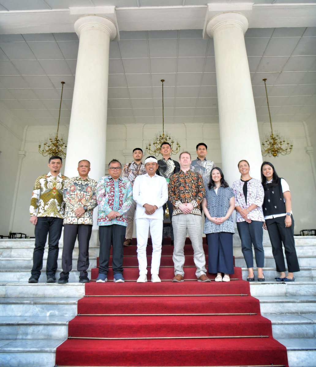 MattDowning (@mattdowningfcdo) on Twitter photo Great to meet West Java Governor Bapak <a href="/DediMulyadi71/">Kang Dedi Mulyadi</a> at Gedung Pakuan to hear about his plans, explore further UK–West Java cooperation on transport, maritime & English language training, and admire his fabulous tiger painting too! Looking forward to deepening our collaboration. Great to meet West Java Governor Bapak <a href="/DediMulyadi71/">Kang Dedi Mulyadi</a> at Gedung Pakuan to hear about his plans, explore further UK–West Java cooperation on transport, maritime & English language training, and admire his fabulous tiger painting too! Looking forward to deepening our collaboration.