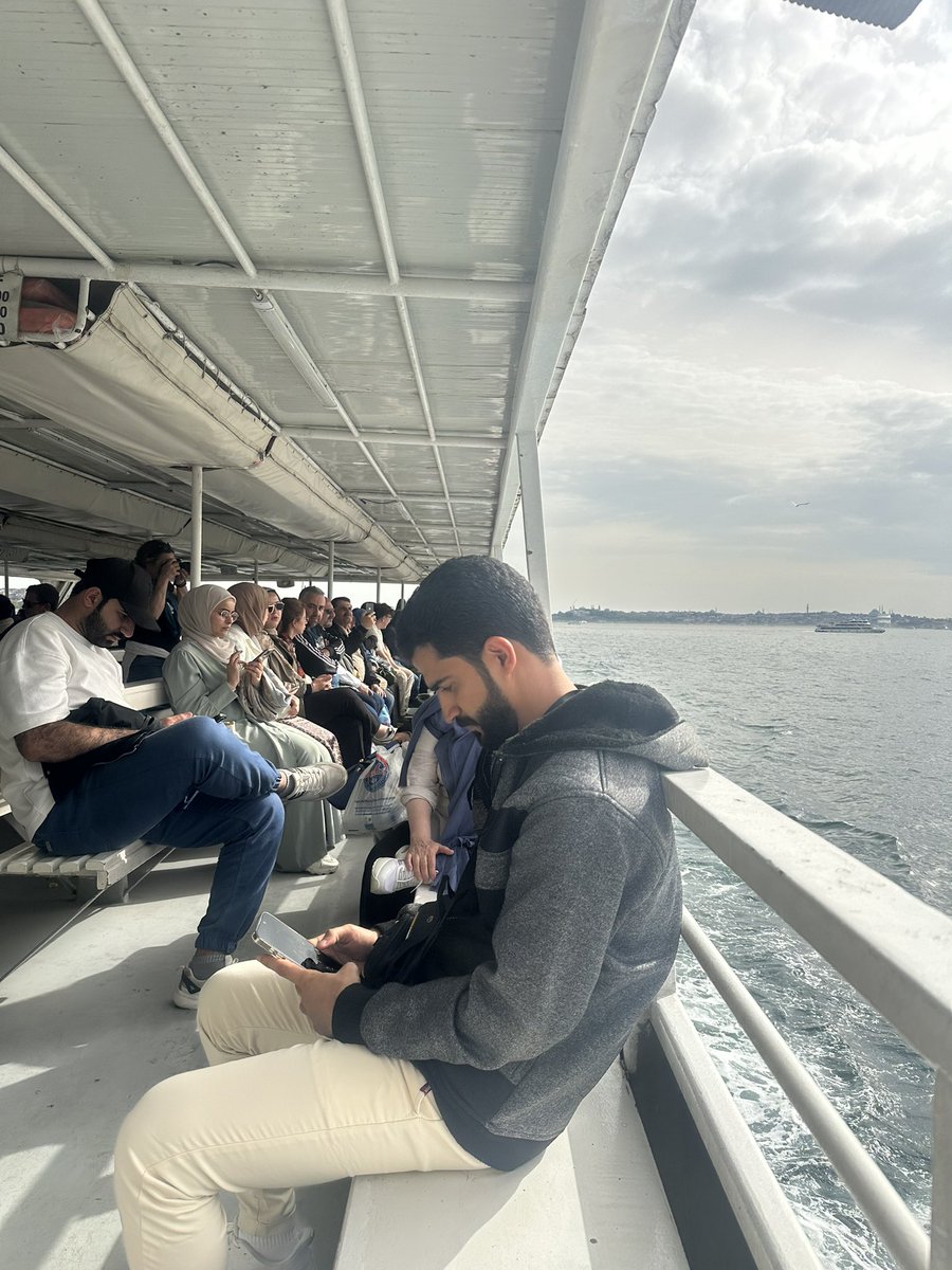 epifanisss's tweet photo. bu oe milletin fotosunu çekiyor üsküdar ortaköy vapuru arap açtırdım sildirdim fotoğraflarımı dikkat edin https://t.co/DhMUzr4uXc