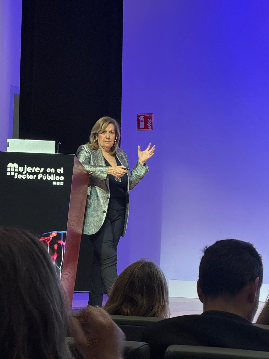 Pilar García, del Hospital Gregorio Marañón, nos cuenta que los estudios clínicos no tienen en cuenta las diferencias reales entre hombres y mujeres. Es fundamental conocer quién es el donante de las células para poder establecer conclusiones reales.  #CongresoMSP25