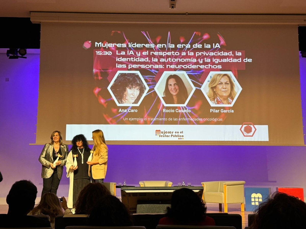 Entrega de las donas d´aigua por parte de <a href="/ANAICARO72/">ANA CARO</a>  a Rocío Casado y Pilar García.