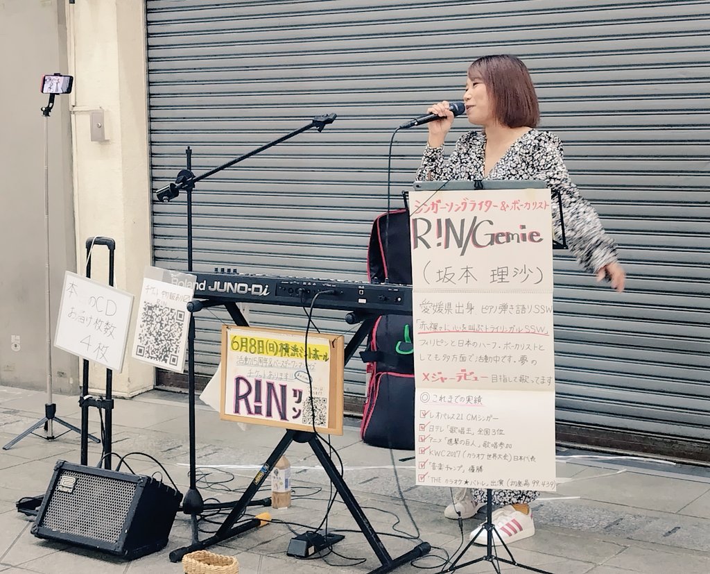 asako8686's tweet photo. 華金の大街道、道行く人の足を留めるパフォーマンスに今夜も痺れた。あらゆるジャンルのリクエストに対応出来るの凄い！海外旅行者も多く居たので洋楽をリクエスト。RINちゃんの声で聴けて耳が幸せ💕秀でた歌唱力に英語力が加味されて最高以外ないじゃない！→
#RIN #坂本理沙 #Ringemie
#Carpenters https://t.co/Gt8r2c5xgO