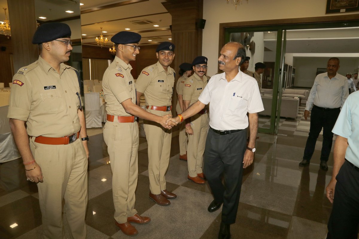 DGP_MP's tweet image. पुलिस महानिदेशक श्री कैलाश मकवाणा ने आज पुलिस मुख्यालय #भोपाल में समस्त विशेष पुलिस महानिदेशक एवं अतिरिक्त पुलिस महानिदेशक की बैठक ली गई।
पुलिस विभाग की कार्यक्षमता बढ़ाने एवं भविष्य के लिए बेहतर पुलिसिंग के संबंध में चर्चा एवम् विचार विमर्श भी किया गया।
#MPPolice