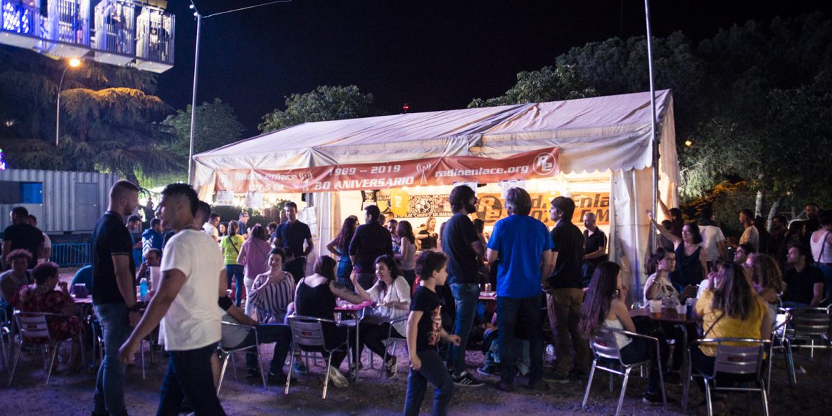 En particular David Pérez quiere perjudicar a Radio Enlace, la emisora comunitaria de Hortaleza, una radio sin publicidad que todos los días emite informativos locales, y que tenía caseta desde hace 30 años: sin lugar a dudas era la más popular de las Fiestas.