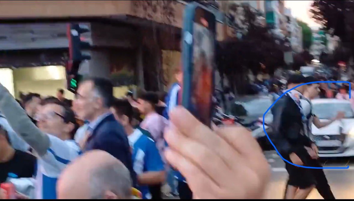 DIFUSIÓN MÁXIMA!!! 🚨🚨🚨🚨

No hay ningún peatón alrededor del coche, perfectamente se ve que hay una calle repleta de gente y donde no se puede ni caminar.

Este coche decide girar donde están los aficionados. 

ESTO NO SALDRA EN <a href="/som3cat/">3Cat</a> 
<a href="/rac1/">RAC1</a> <a href="/esport3/">Esport3</a> <a href="/partidazocope/">El Partidazo de COPE</a>