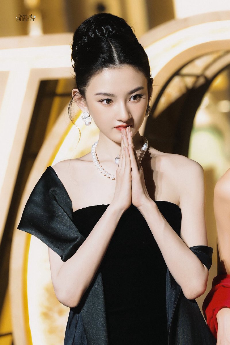 ryuszeis's tweet photo. More of zu'er at Vogue Vintage event. 

#songzuer https://t.co/Frzk8j4K87
