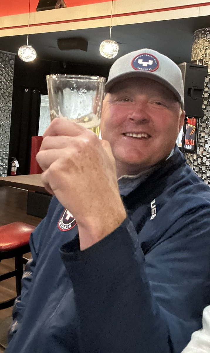 YHA_Lions's tweet image. Happy Birthday to our one and only Director of Programs Erin Thornton!! 💙❤️🦁 Cheers Bud!!! 🍻