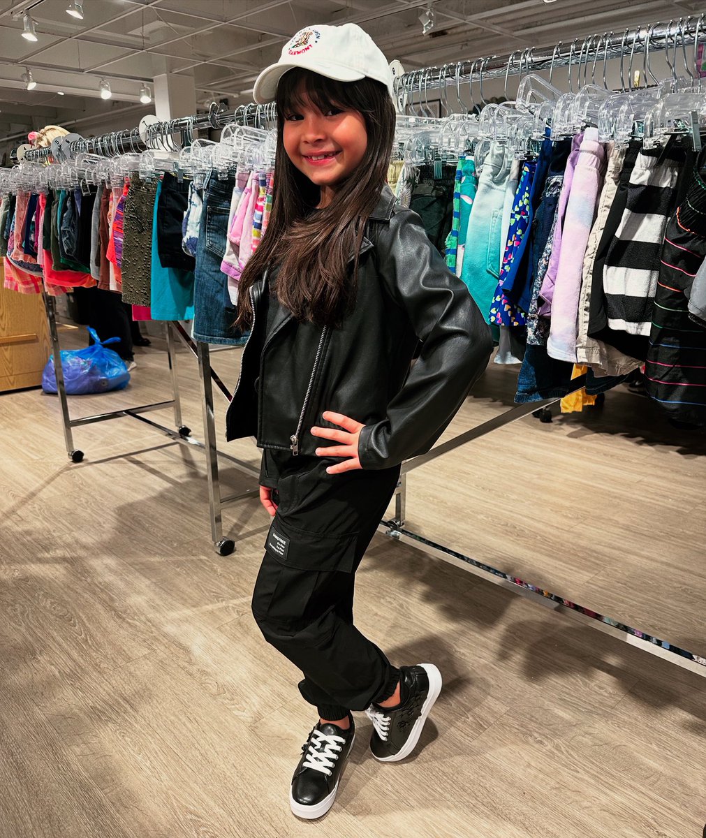 We love this beautiful shopper’s sense of style 😎! #happyfriday #shoppingfun