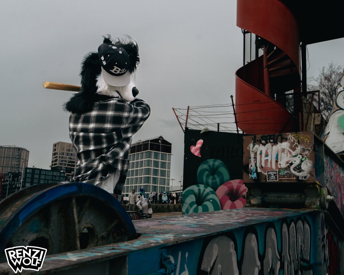 SWING!

#FursuitFriday 
📷 <a href="/RenziWolf/">Renzi Wolf</a>