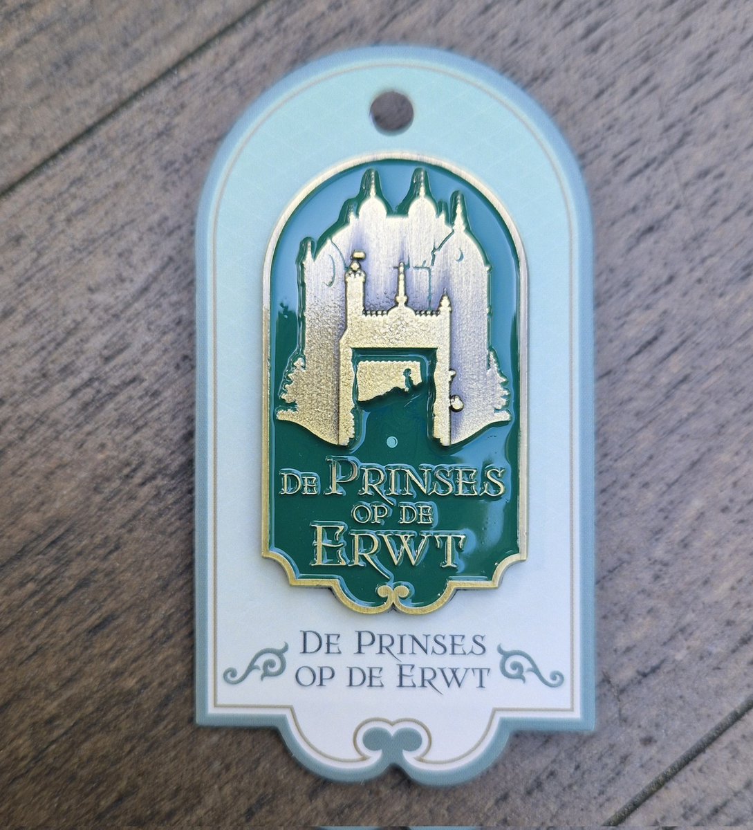 De nieuwe pin van het deze week geopende sprookje 'De Prinses op de Erwt'. Verkrijgbaar in In den ouden Marskramer voor € 7,50 per stuk, max 3 pins per persoon. #Efteling