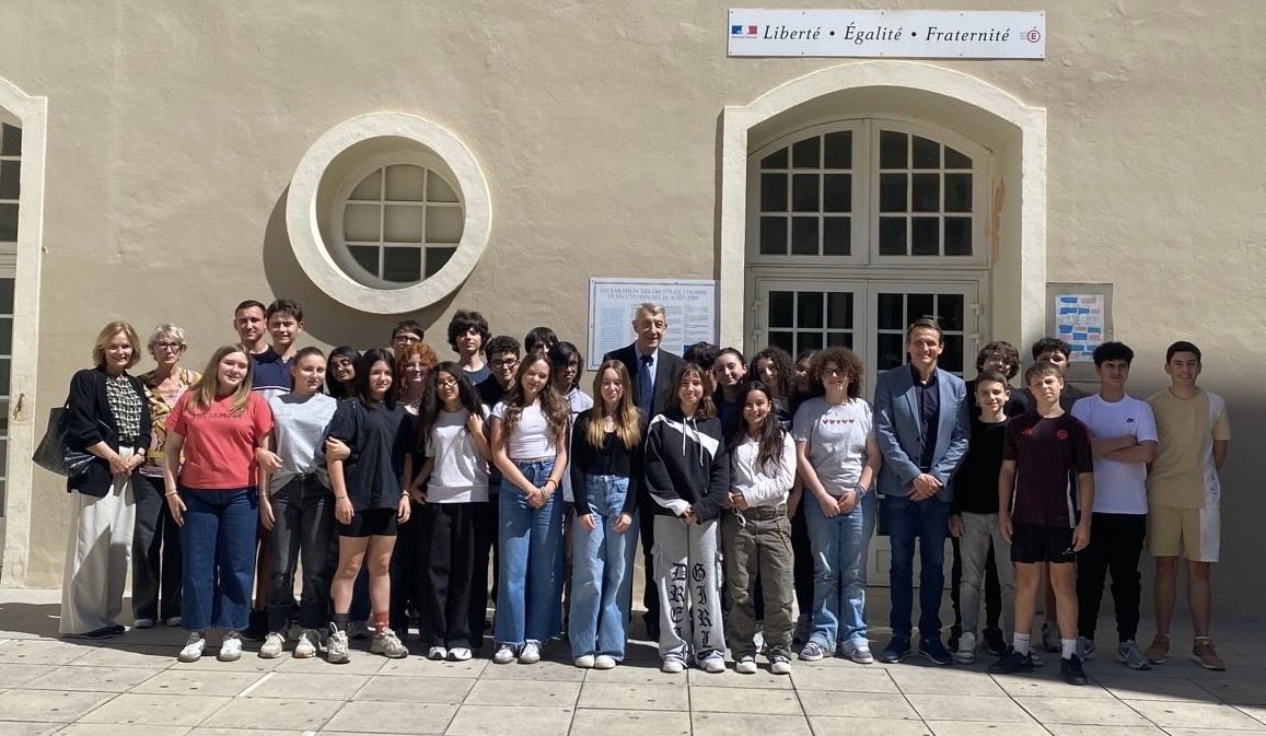 Tanti ringrazii à u Pruvisore, à l’insignenti è à i zitelli di u Culleggiu Simon Vinciguerra per questu bellissimu incontru. On n’ignore plus rien de la vie de député, ni des grands dossiers en cours, au <a href="/VechjuLiceu/">Collège Simon Vinciguerra</a> !