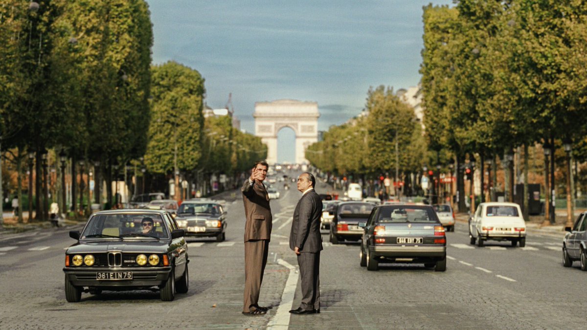 L’Inconnu de la Grande Arche c’est le The Brutalist « Yassified » : un vrai film d’architecture. Fin, drôle et émouvant,  le film de Stephane Demoustier saisit parfaitement le moment où la France culturelle, l’esprit de gauche, a été anéanti par le capitalisme et la droite.