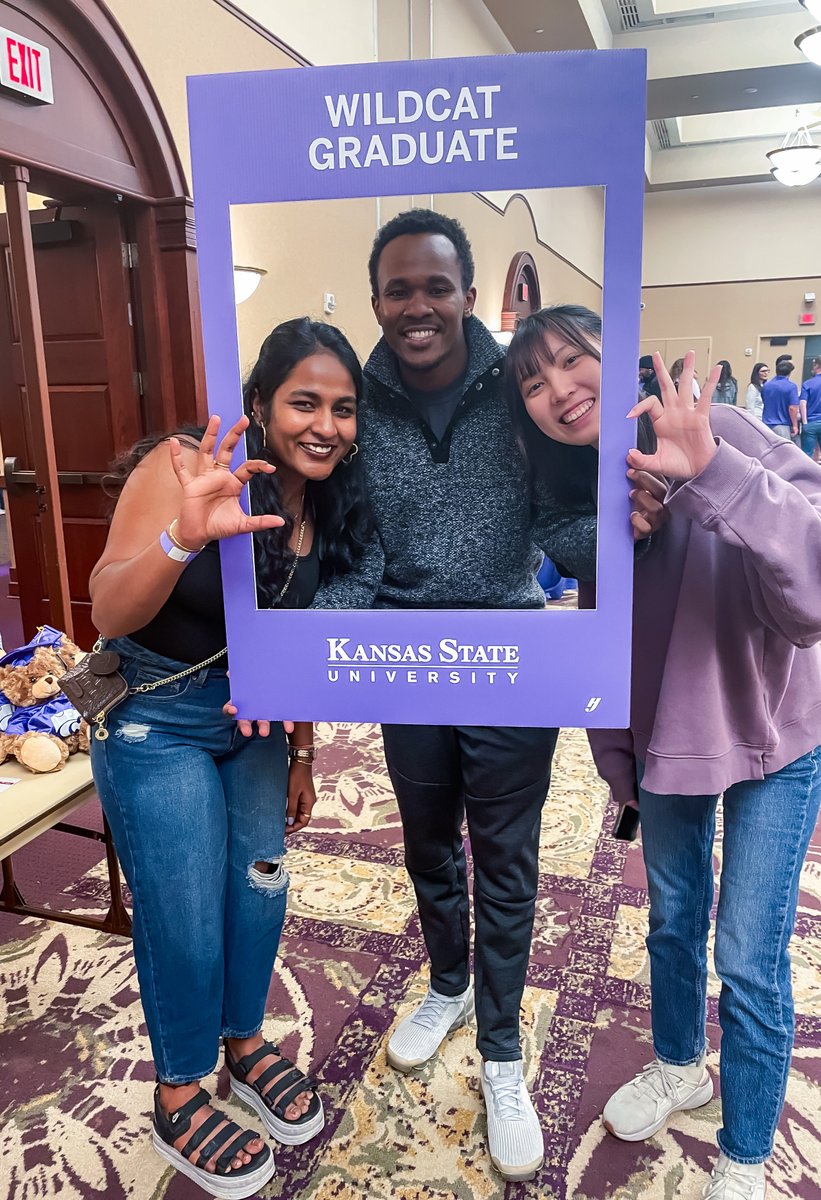 KStateAlumni's tweet image. K-State graduates 🎓 — Share your commencement memories with the hashtag #KStateAlumni