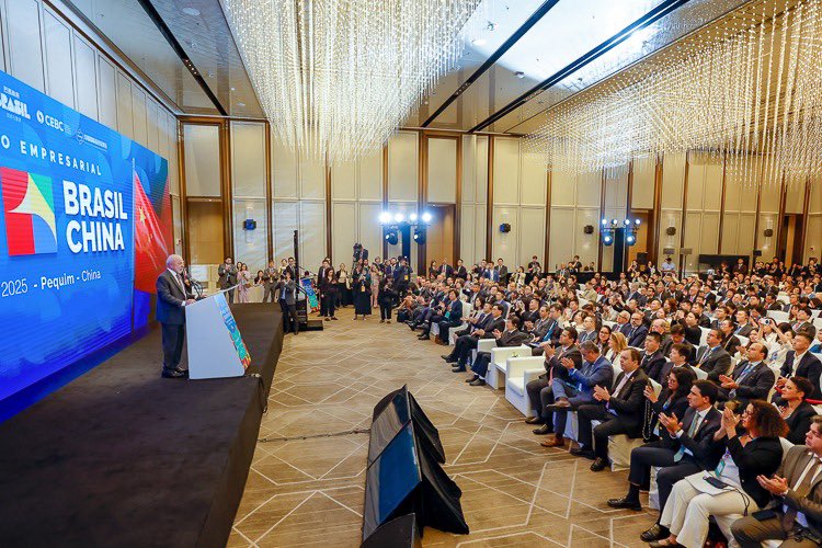 ernestosamperp's tweet image. Mientras más de 200 empresarios acompañaron al presidente de Brasil @LulaOficial y cerca de 60 al presidente de Chile @GabrielBoric a la CELAC en China buscando oportunidades económicas, los empresarios colombianos, liderados por el presidente de la @ANDI_Colombia, se quedaron en…