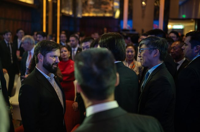 ernestosamperp's tweet image. Mientras más de 200 empresarios acompañaron al presidente de Brasil @LulaOficial y cerca de 60 al presidente de Chile @GabrielBoric a la CELAC en China buscando oportunidades económicas, los empresarios colombianos, liderados por el presidente de la @ANDI_Colombia, se quedaron en…