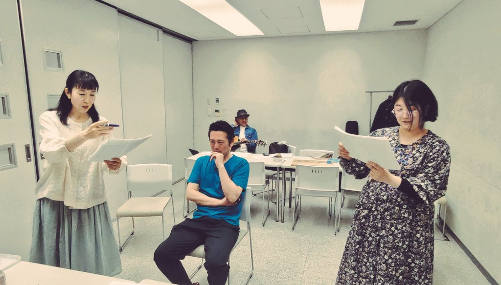 kuchiguruma6109's tweet photo. 稽古も佳境！
いよいよ来週本番です。

ここへ来て、あれもこれもやりたくなってきました。
ぎりぎりまでいろんなことにチャレンジしてみます。

#くちぐるま
#JOBBOX
#朗読
#生演奏
#田丸雅智
#赤川次郎
#東野圭吾 https://t.co/N2lqA1m2ul