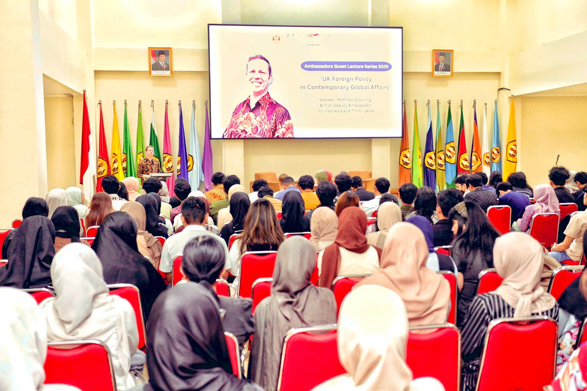 MattDowning (@mattdowningfcdo) on Twitter photo Honoured to meet Rector Prof Arief and be invited to deliver a public lecture at <a href="/unpad/">Universitas Padjadjaran</a> university. A great chance to present 🇬🇧 foreign policy priorities and listen to views on global challenges from next generation of 🇲🇨 Int’l Relations experts. Lots of great questions too! Honoured to meet Rector Prof Arief and be invited to deliver a public lecture at <a href="/unpad/">Universitas Padjadjaran</a> university. A great chance to present 🇬🇧 foreign policy priorities and listen to views on global challenges from next generation of 🇲🇨 Int’l Relations experts. Lots of great questions too!