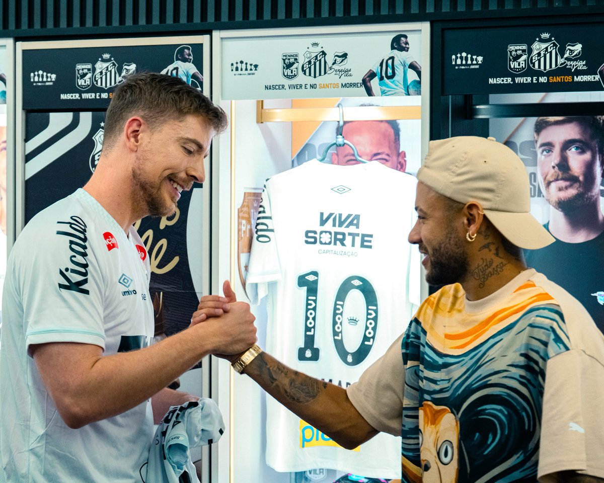 SantosFC's tweet photo. Bem-vindo ao @SantosFC, @MrBeast! 🤍🖤

O maior YouTuber do mundo visitou a Vila Belmiro e o @InstitutoNJr em uma ação especial do Instituto. Todos os conteúdos dessa visita estarão no ar daqui alguns dias. https://t.co/1jIcabTs8h