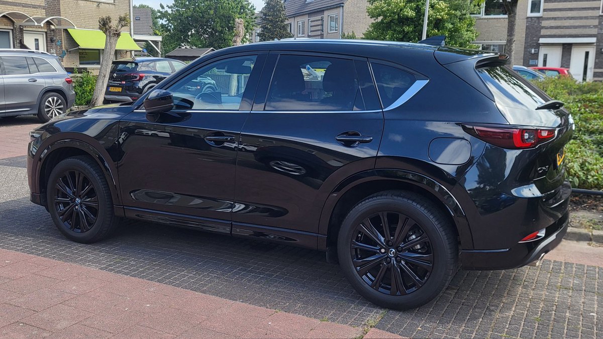 Auto'tje weer heerlijk gepoetst vandaag! Al die stuiftroep d'r vanaf gewerkt! We kunnen d'r weer even tegenaan!!💦😎🤗🌞🚗💨💨💨