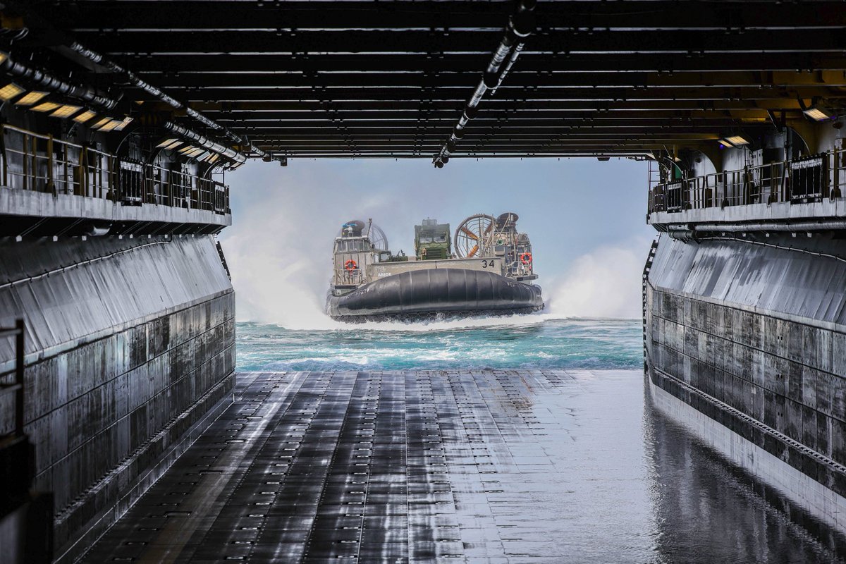 US2ndFleet's tweet image. A landing craft air cushion, assigned to Assault Craft Unit (ACU) 4, approaches the well deck of the Wasp-class amphibious assault ship USS Iwo Jima (LHD 7) to dock and unload equipment.
#LHD7 #Ready2Fight