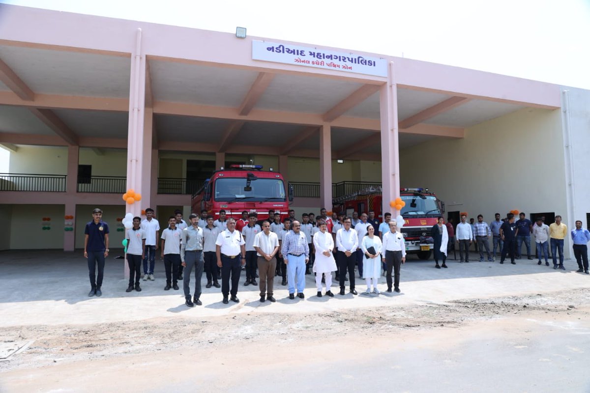 નડીઆદ દિન નિમિત્તે મહાનગરપાલિકા દ્વારા વિવિધ લોકોપયોગી સુવિધાઓનો પ્રારંભ : પશ્ચિમ ઝોન માટે નવી ઝોનલ કચેરીનું ઉદ્ઘાટન માન. સાંસદશ્રી, માન. ધારાસભ્યશ્રી, માન. જિલ્લા કલેકટરશ્રી અને વહીવટદારશ્રી, માન. કમિશનરશ્રી, નાયબ મ્યુનિ. કમિશનરશ્રી તેમજ અધિકારીશ્રીઓની હાજરીમાં કરવામાં આવ્યું.