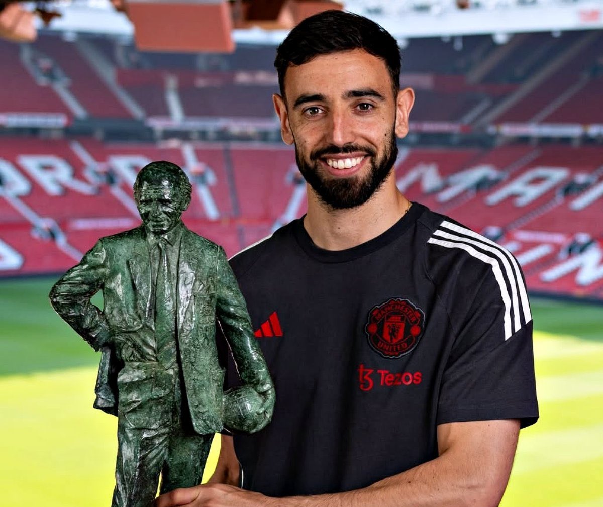 UtdPlug's tweet photo. 🚨 JUST IN: 

Bruno Fernandes is #MUFC's player of the season. https://t.co/PHkVtD4Oy4