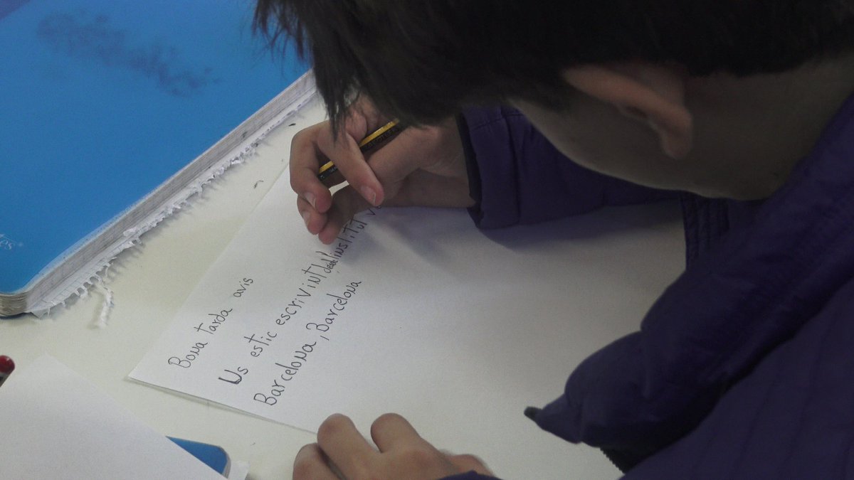 👉 SINCRONITZA'T és un projecte intercultural que, a
través de les metodologies del vídeo participatiu,
pretén afavorir la vinculació, l'apoderament i el
sentiment de pertinença d'adolescents i joves
nouvinguts amb el seu entorn.