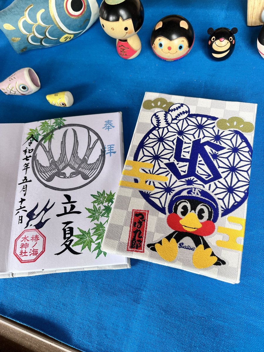 今日お参りくださった2人組。お揃いのつば九郎の御朱印帳に「ツバメの