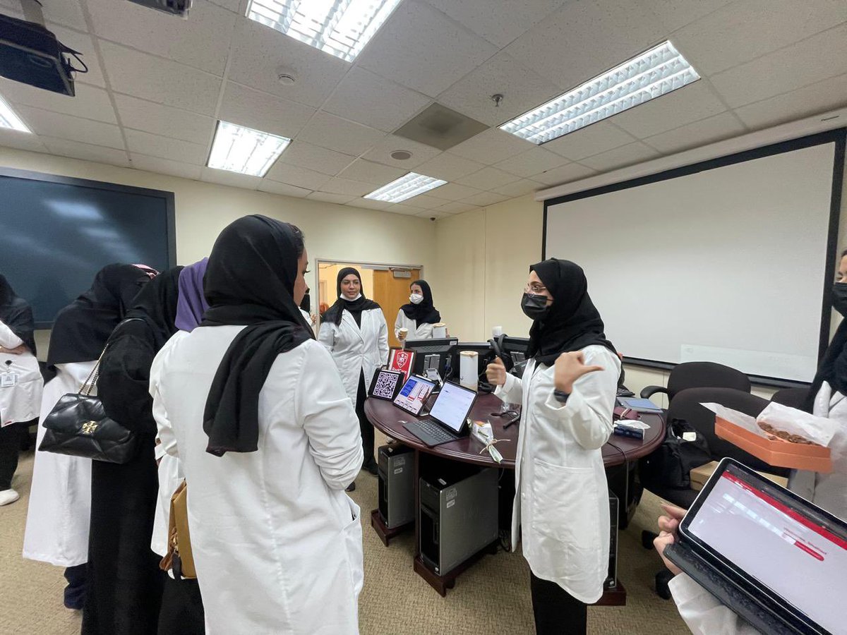 كنت مؤمنة أن طلابي وطالباتي يحملون في عقولهم إبداعًا وفي قلوبهم إنسانية💫🙏

فمنحتهم مساحة للابتكار لخدمة مرضى السرطان في مقرر تقنيات العلاج الاشعاعي، فكانت مشاريعهم مزبجاً من الذكاء الاصطناعي والتقنيات المبتكرة التي تنبض بالرحمة، والشغف، وروح المسؤولية

فخورة بكم <a href="/Rad22_kau/">RAD22</a>