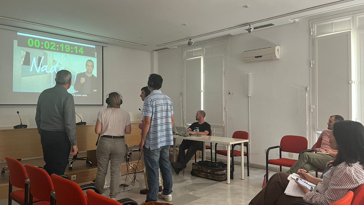 aprensamalaga's tweet photo. #APMForma | 🗣️Concluye el Taller de Iniciación a la Locución impartido por @martxacon y el técnico Pedro Pino. 
🎙️🎤Durante tres días, los participantes han aprendido sobre  voz, respiración, dicción, interpretación del texto y tipos de locución. 
➕https://t.co/oUk5dsuuoz https://t.co/AHr3eQQ0N4