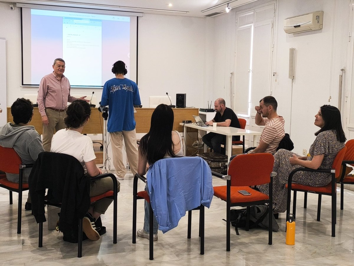 aprensamalaga's tweet photo. #APMForma | 🗣️Concluye el Taller de Iniciación a la Locución impartido por @martxacon y el técnico Pedro Pino. 
🎙️🎤Durante tres días, los participantes han aprendido sobre  voz, respiración, dicción, interpretación del texto y tipos de locución. 
➕https://t.co/oUk5dsuuoz https://t.co/AHr3eQQ0N4