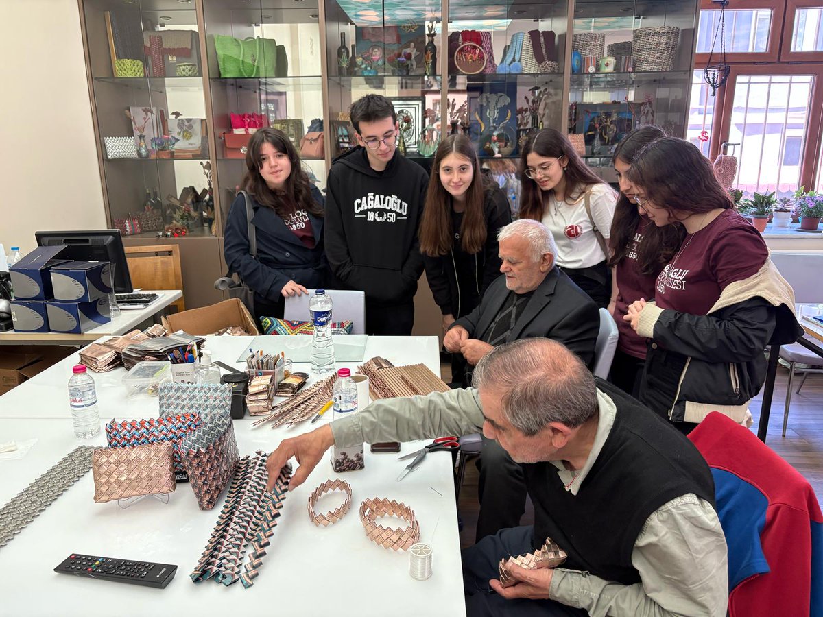 Öğrencilerimiz, öğretmenlerimiz Merve Koç ve Ayşe Mollaoğlu rehberliğinde Darülaceze'yi ziyaret etti. Bu ziyaret vesilesiyle öğrencilerimiz 130 yıllık bu köklü kurumun çalışmaları, tarihi ve işleyişi hakkında bilgi edindi. Ayrıca orada yaşayan büyüklerimizin sohbetlerinden ve