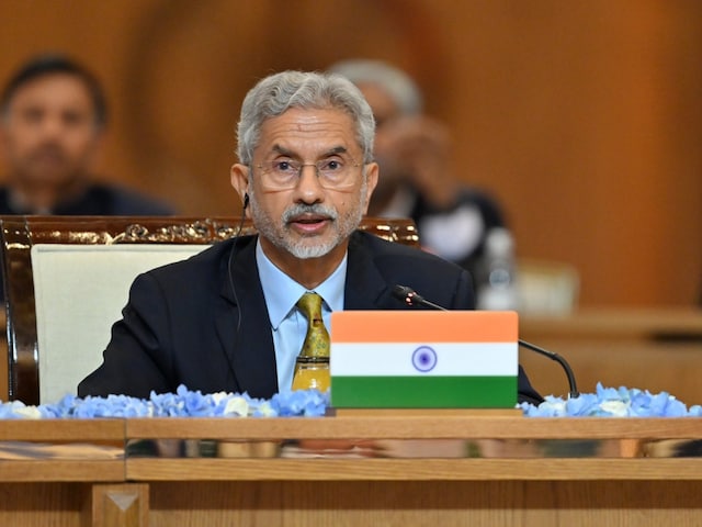 NewsAlgebraIND's tweet photo. BIG NEWS 🚨 Pakistan PM Shehbaz Sharif now seeks Peace Talks with India.

All Attitude of Shehbaz Gone 😂🔥

EAM S Jaishankar said that India can talk to Pakistan, provided they shut down terrorist infrastructure in their country.

EAM S Jaishankar said talks can be held on the subject of Pakistan vacating PoK. 😂